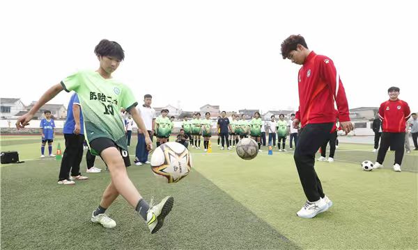 “蘇超”淮安隊(duì)球員空降盱眙 點(diǎn)燃校園小將足球夢...